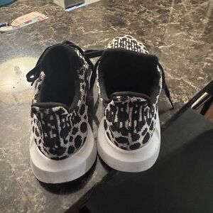 Adidas Swift Run Sz 7 Tennis Shoes/ Sneakers